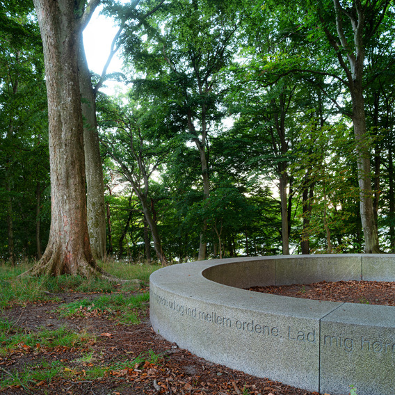 Fortællerbænken i den romantiske have