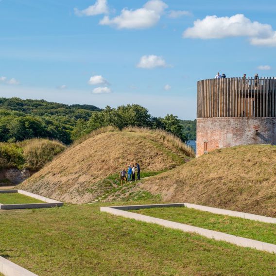 Besøgende nyder en madpakke ved ruinerne af Hald Slot nær Viborg. Foto: Foto Jesper Maagaard
