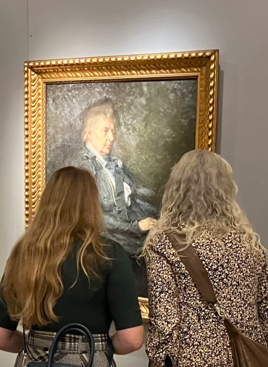 To kvinder beundrer et værk på Skovgaard Museet i Viborg