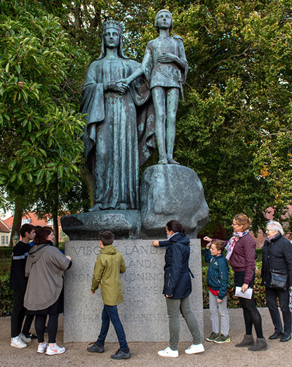 Maagaardphotos_margrethestatuen med gruppe