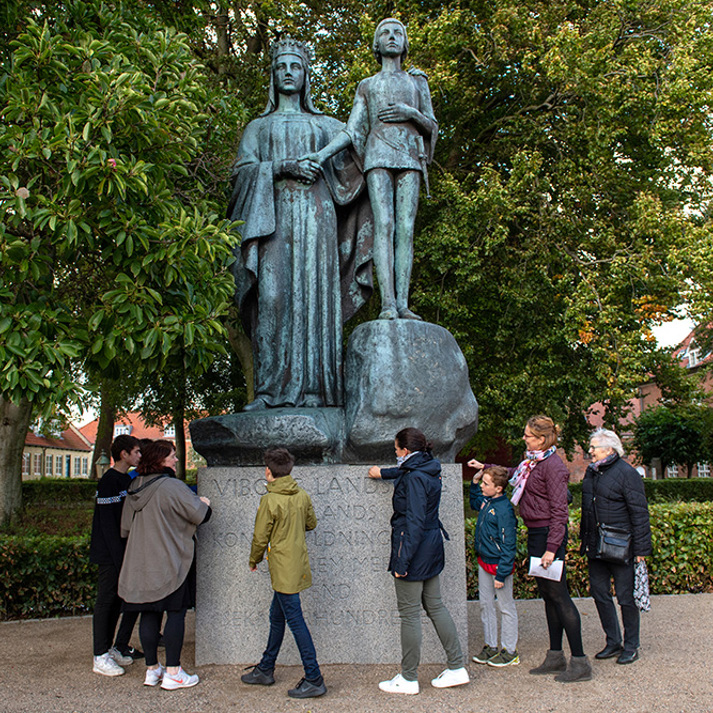 Maagaardphotos_margrethestatuen med gruppe