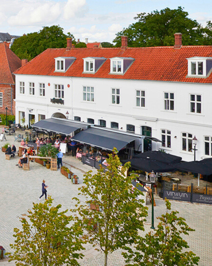 Cafegæster nyder en solrig sommerdag på Nytorv i Viborg.