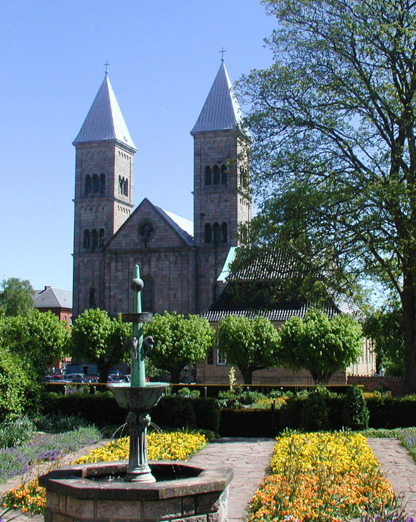 Viborg Domkirke set fra en flot blomstrende Latinerhave. Foto: Charlotte Kastbjerg