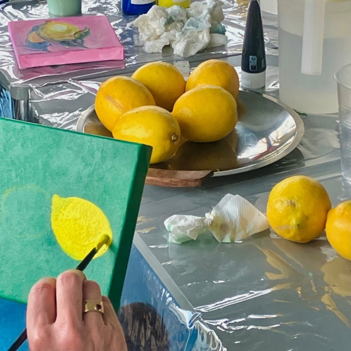 Deltagere maler frugt på kreativ kunstworkshop på Skovgaard Museet. foto Skovgaard Museet