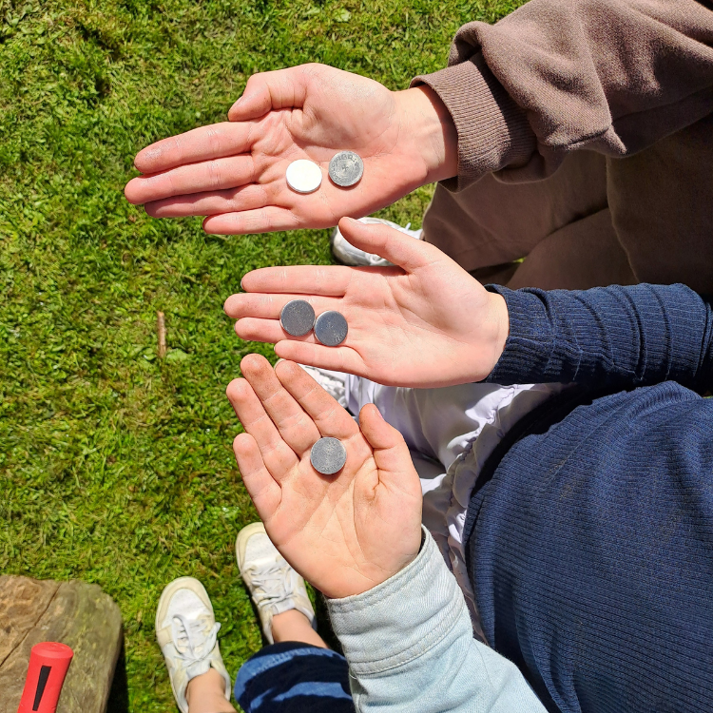 Børn har slået deres egen mønt ved Viborg Museum til Børnenes Snapsting i Viborg foto: Viborg Museum
