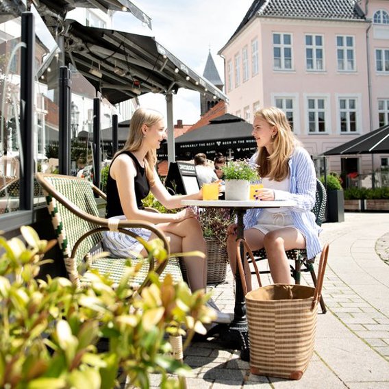 Cafegæster nyder en frokost på Nytorv. Viborg byder på mange gode spisesteder - også med udeservering. Foto Lars Holm