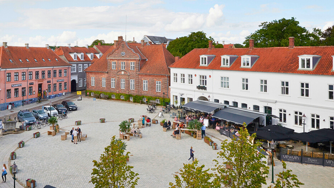Cafegæster nyder en solrig sommerdag på Nytorv i Viborg. Foto Martin Schubert