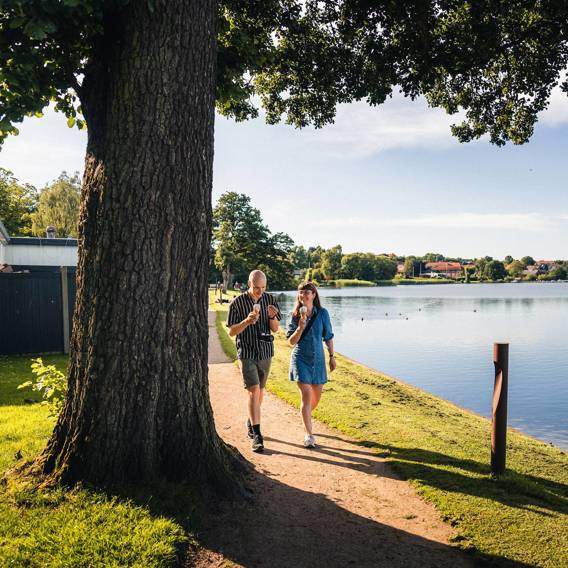 Par med is på Borgvold, Viborg - fotograf: Jakob Vingtoft