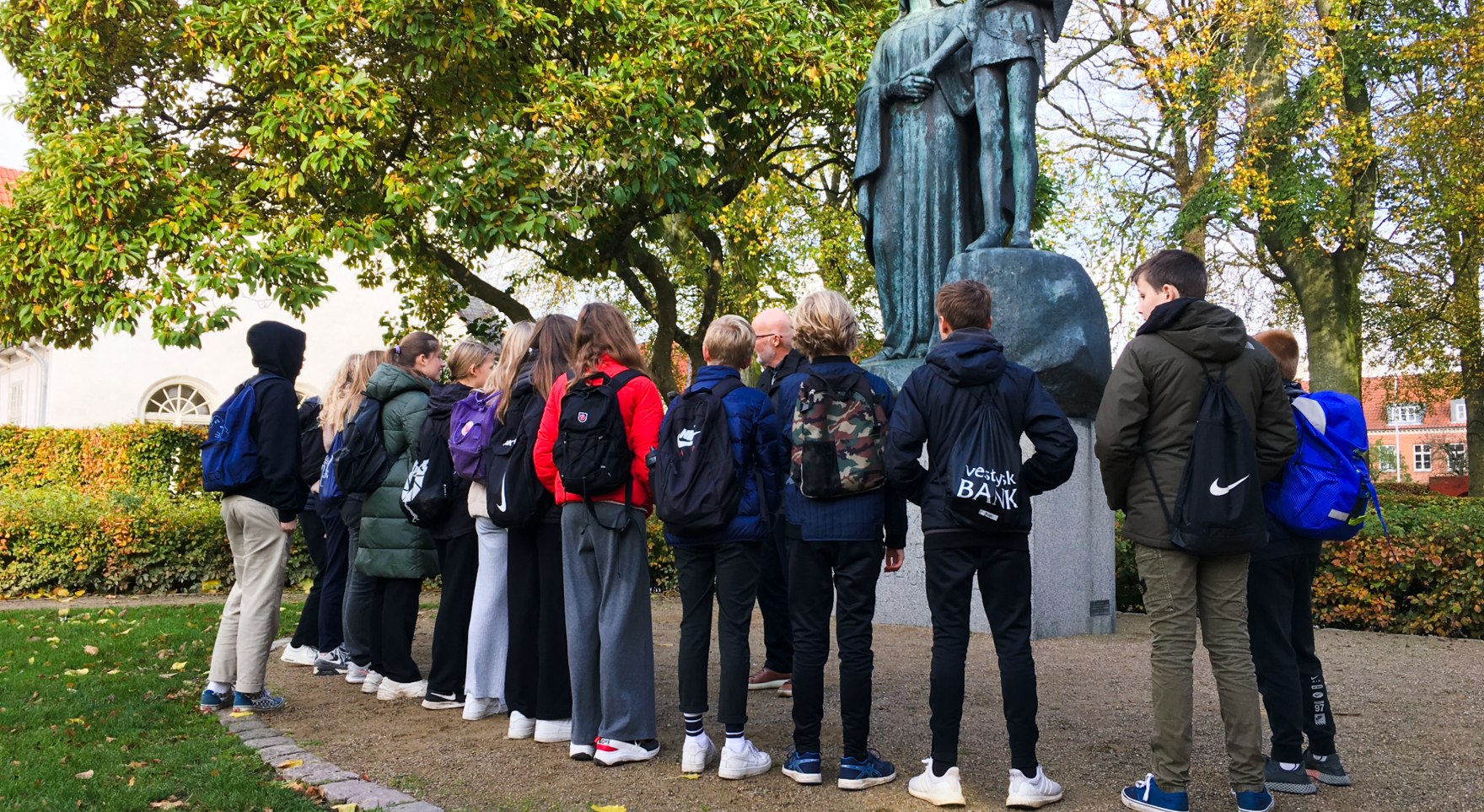 Skoleklasse på guidet tur ved Kongehyldningsmonumentet i Viborg Domkirkekvarter som led i et undervisningsforløb fra Viborg Museum.
