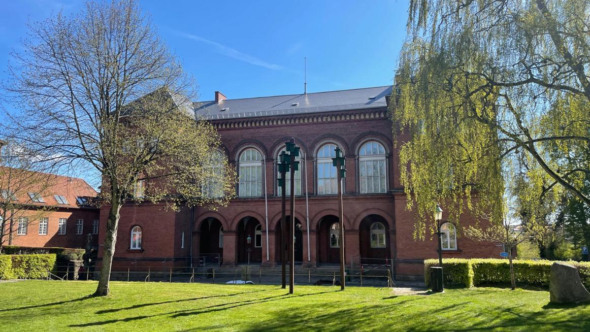 På Stænderpladsen finder du byen tidligere Rådhus og det kommende Museum Wibergis 