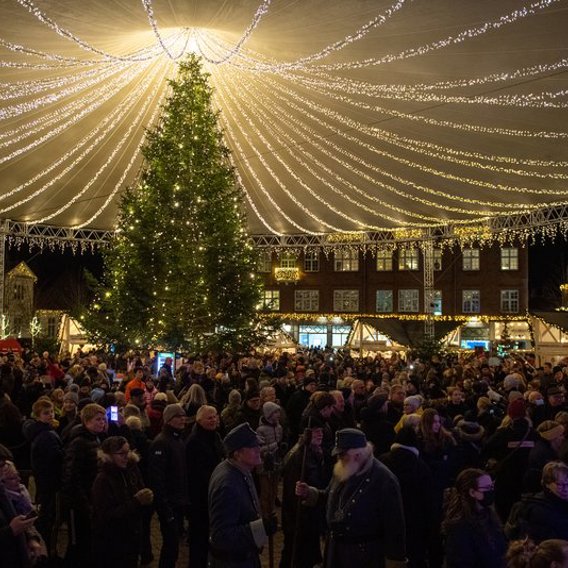 Mange gæster nyder den særlige stemning til Jul i Viborg. På Nytorv ses det flotte det juletræ. Foto Jesper Maagaard 