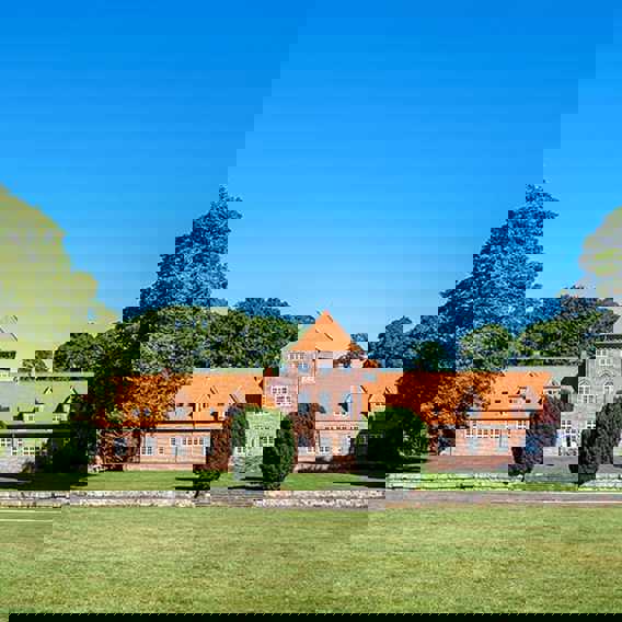 Hal Hovedgaard set udefra Barokhaven