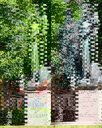 Kongehyldningsmonumentet på Margretheplænen i Domkirkekvarteret, Viborg