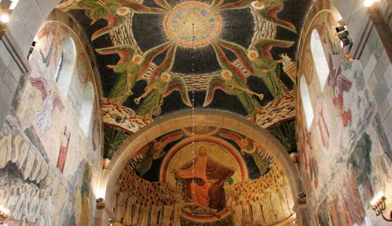 Joakim Skovgaards bibelske fresker i Viborg Domkirke – kalkmalerier i nyromansk kirkerum (foto: Qkomma)