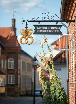 Bagerskilt på Sct. Mogens Gade i Domkirkekvarteret, Viborg