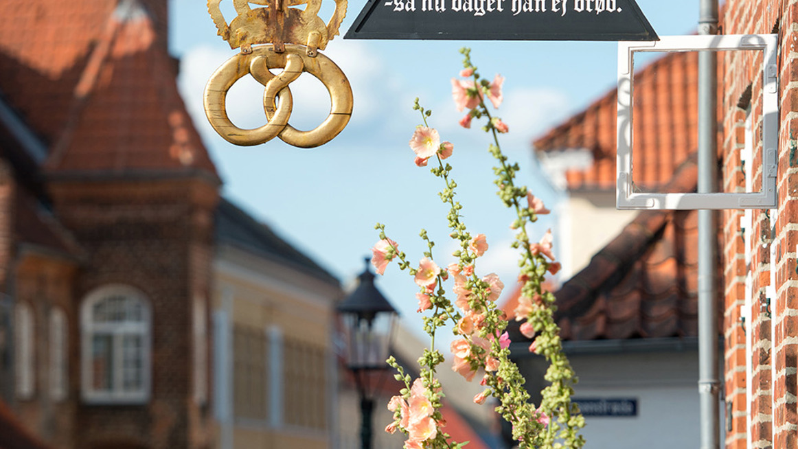 Bagerskilt på Sct. Mogens Gade i Domkirkekvarteret, Viborg