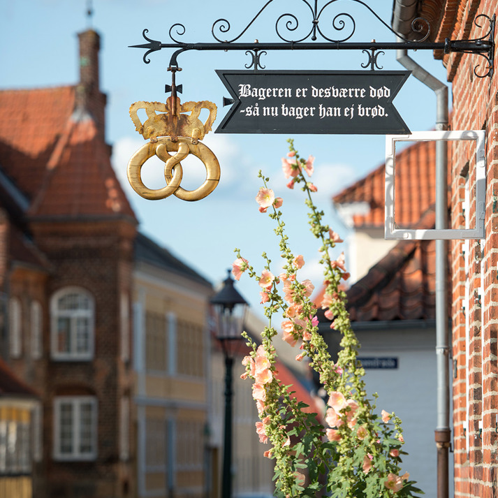 Bagerskilt på Sct. Mogens Gade i Domkirkekvarteret, Viborg