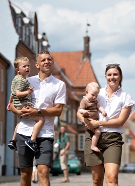 Familie slentrer i Sct: Mogensgade i Domkirkekvarteret i Viborg