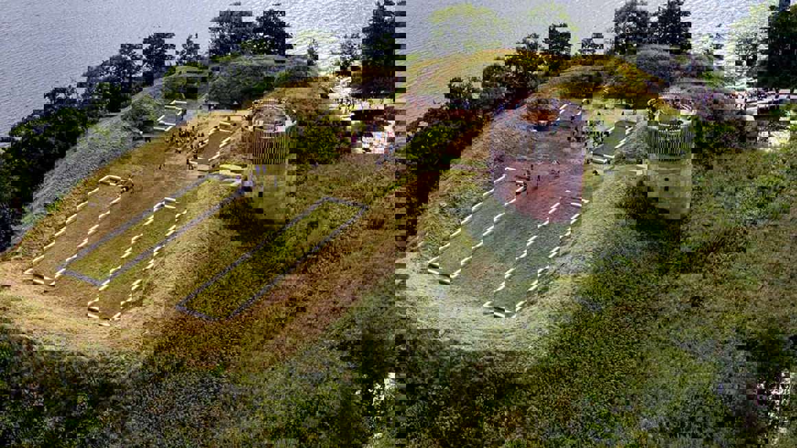 Hald Slot set fra drone med fundamenterne fra Niels Bugges Borg.