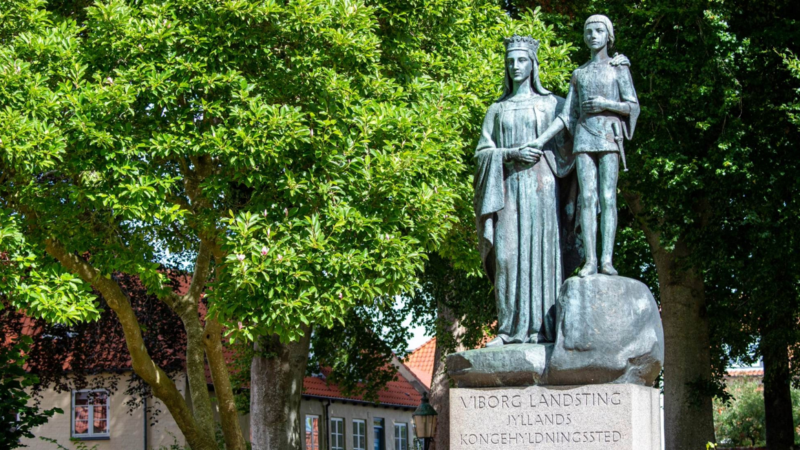 Kongehyldningsmonumentet på Margretheplænen i Viborg Domkirkekvarter