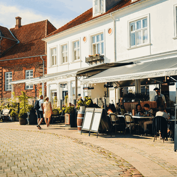 På en dejlig sommerdag nyder flere gæster en lækker frokost på Nytorv i Viborg. Foto Jakob-Vingtoft_visit aarhus 