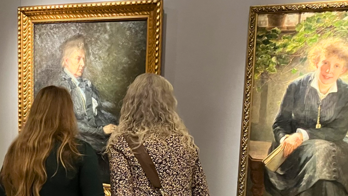 To kvinder beundrer et værk på Skovgaard Museet i Viborg