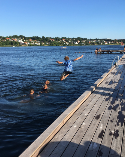 Spring i bølgen blå ved det skønne Nørresøbadet i Viborgs nordlige sø (foto: Viborg Kommune)