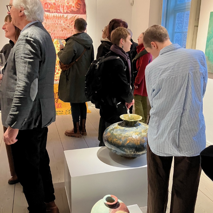 Gruppe på guidet omvisning i udstilling på Skovgaard Museet. Foto: Skovgaard Museet